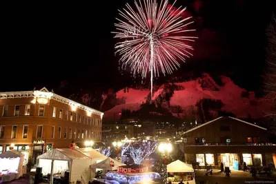 Image de Downtown Aspen 2br with firepit, only one block from gondola and shopping!