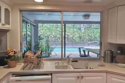 Image de Close to beach and downtown - large caged pool