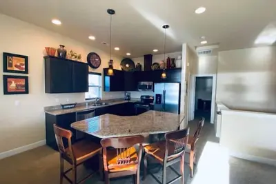 D14 Home by pool & Gorge shuttle. 2 decks w/Columbia/tennis courts/pool view