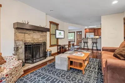Image de E. Vail 2bd/2ba steps to Busline