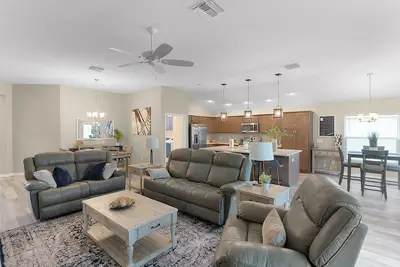 Image de Brand New Designer Home Close to Brownwood! Golf Cart Included! !