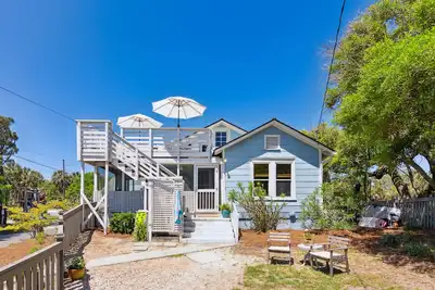 Image de Sandcrab - Quaint Ocean View Cottage, Beach Access Directly Across