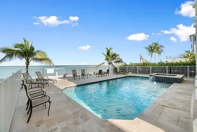 Image de Crystal Seashore | Gorgeous 4-Bed & 5-Bath Beachfront Family Pool House