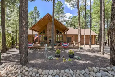 Image de Deep Forest Porch is back! Amazing outdoor living in beautiful gated community!