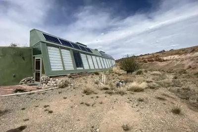 Image de Earthship w/ Meditation Room - Off-Grid, fully sustainable living in comfort!