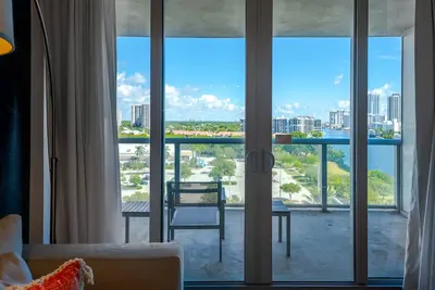 Image de Amazing Condo 5 min walk from Beach, north water views!