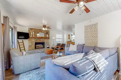 Image de Spacious creekside home with deck, firepit, grill, water views, & washer/dryer