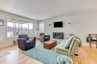 Image de Modern, river-view home with 2 decks, Ping-Pong, fireplace & washer\/dryer