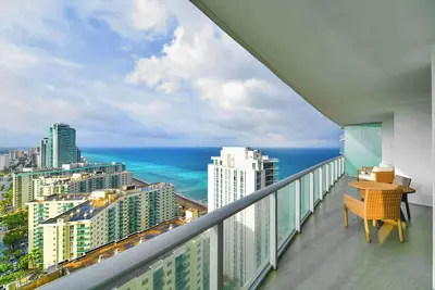 Image de Wake Up to the Ocean – Stylish Condo w/ Pool