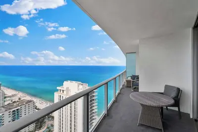 Image de Steps from Hollywood Beach – Luxury Coastal Escape