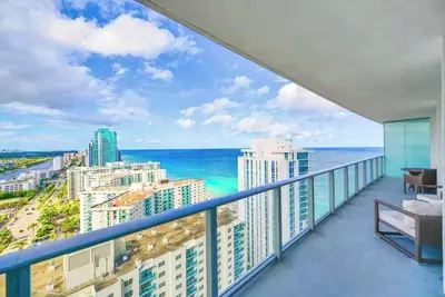 Image de Luxury Ocean Views – Pool, Gym & Beach Access