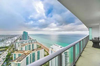 Image de Modern Beachside Condo W Ocean Views