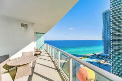 Image de Oceanfront Bliss — Balcony Views & Beach Access