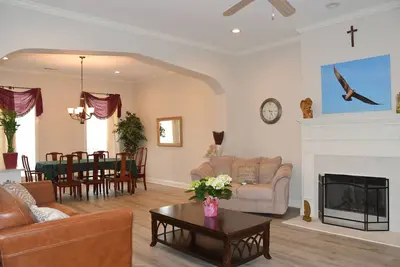 Image de Beautiful Large New House Near U of South Al for 18