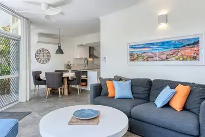 Image de Beautifully renovated 2 bedroom townhouse with office space!