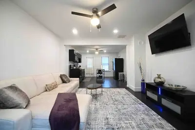 Image de Renovated 2 bedroom entire apartment w\/parking