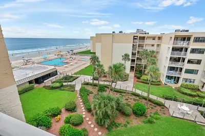 Image de Beautifully updated 5th-floor oceanfront condo in Castle Reef, New Smyrna Beach. Enjoy stunning ocean, pool, and courtyard views. Community perks include a beachfront pool, gazebo, grills, and more—perfect for a relaxing beach getaway!