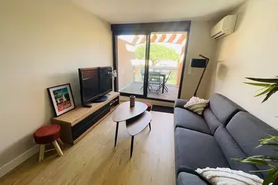 Image de Appartement climatisé avec terrasse, piscine et garage, proche plage et port