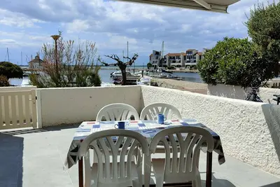 Image de T2 avec Terrasse, Vue Port, Parking Privé, Espace Aquatique, et Plus - 4 Couchages