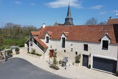 Image de Maison de charme avec jardin privé et cheminée près du Château de Cui, tout confort inclus.