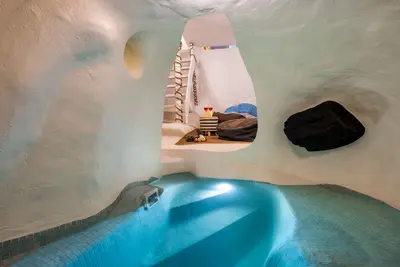 Image de Mystagoge Retreat with subterranean pool\/jacuzzi