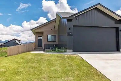 Image de In Town Retreat with Hot Tub with Teton views