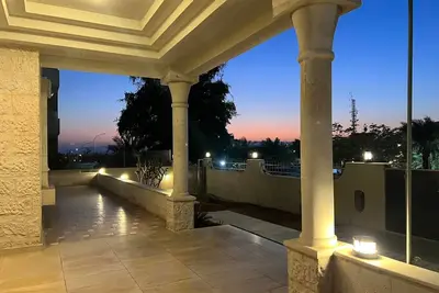 Image de Luxurious Aqaba villa with city views and a prime location.