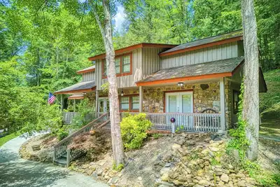 Image de Rambling Bear on Cove Creek, Hot Tub, Wifi, $560 Free tickets each paid day! ! !