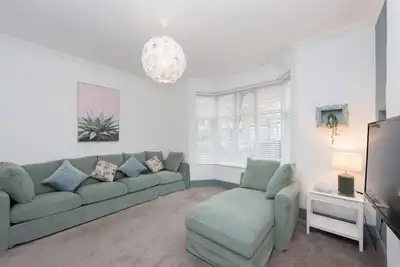 Image de Surrey House - a house that sleeps 12 guests in 5 bedrooms