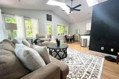 Image de Spacious & Serene w/ Hot Tub in Desirable Location