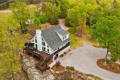 Image de Secluded Mountain House on 12 acres w/ Pond! 20 min to downtown Chattanooga!