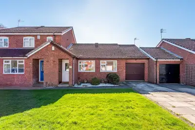 Image de 14 Acomb Wood Drive · Peaceful 2-Bed Home in York with Free Parking I Pass The Keys