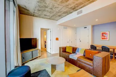 Image de 2br Condo near Rainey St | Heated Pool | Gym | Bar