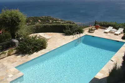 Image de Villa De Standing 6 Couchages Avec Jardin Paysage Et Piscine Surplombant La Mer