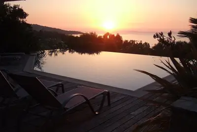 Image de Admirez les magnifiques couchers de soleil sur le Golfe d'Ajaccio. Villa piscine