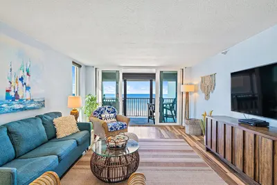 Image de Gorgeous, updated & spacious condo with stunning beachfront view, pool, W/D & Ac