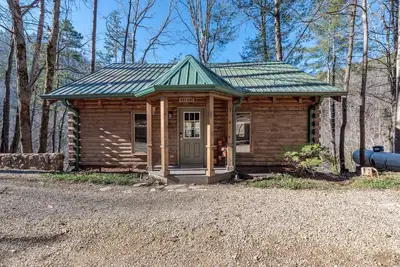 Image de Refuge - Riverfront, Fire Pit, Fireplace & Grill!