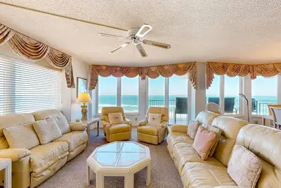 Image de Oceanfront condo with a pool, sauna, gym, & tennis court - balcony, W/D, and Ac