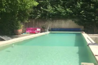 Dans Un Coin De Verdure  Avec Bassin De Baignade