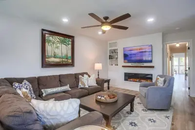 Image de Upgraded Condo steps to the beach