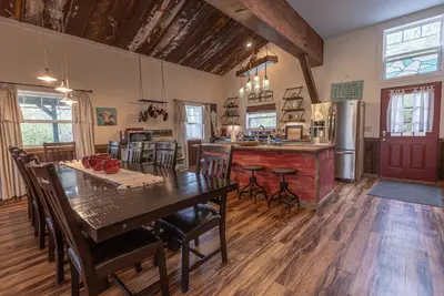 Image de Beautifully renovated Horse Stable on 14 mountain acres walking distance to town