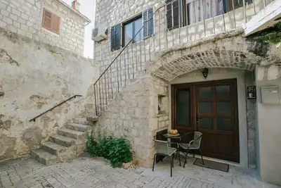 Image de Modern traditional apt w. patio, near beach