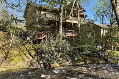 Image de Condo w/ Creek, Golf & Mtn Views, Only 5 Steps to get in and Washer & Dryer!