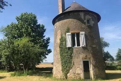 Charmant ancien moulin au vert