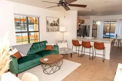 Image de 2 minutes to downtown! Hill Country Luxury Duplex Tx Wine Trail - Home B