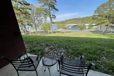 Image de Mountain Harbor Queen Guest Room on Lake Ouachita by RedAwning