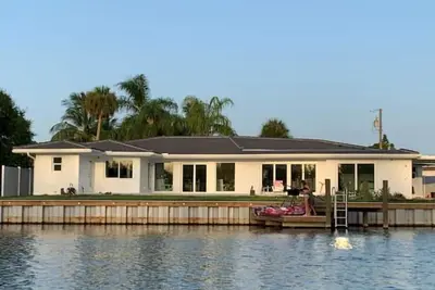 Image de Waterfront oasis with pool