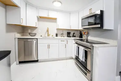 Image de 3390 W 66th Ave · All New! Convenient Location! Sleeps 8