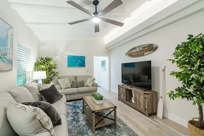 Image de Entire home near the beach with pool and spa access! Great for larger families!