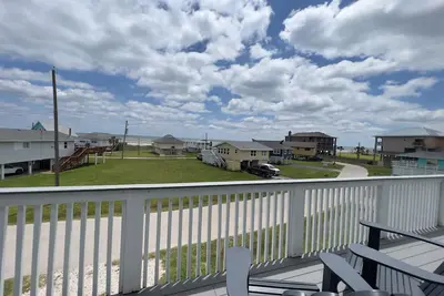 Image de At Coastal Casa enjoy the waves, the breeze, and a quick walk to the sand.